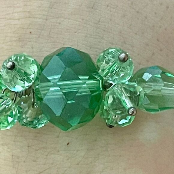 Green beaded  glass bracelet on stretchy cord - Picture 10 of 10